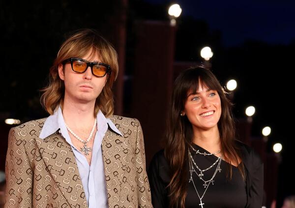 Maneskin divisi, ma uniti nell&#039;amore? Dopo Damiano David con Dove Cameron, ecco Thomas Raggi con Lavinia Albrizio al Festival del cinema di Roma