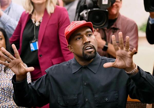 Kanye West (senza Bianca Censori) vola a Tokyo mentre la sua ex villa di Malibu torna in vendita. Ma quanto costa il &ldquo;rifugio antiatomico&rdquo; del rapper? 