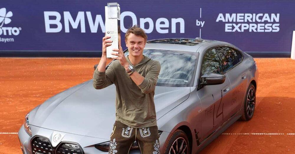 C&#039;&egrave; del genio (o della follia) in Rune che compra una Porsche senza poterla usare? Ecco modello, prezzo dell&rsquo;auto del tennista. Ma intanto sul campo a Montecarlo (e non solo...)