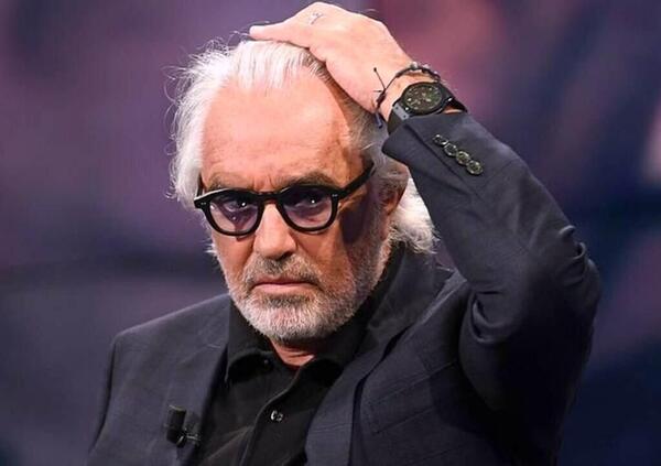 &ldquo;Tutti a fare selfie anzich&eacute; portare una preghiera?&rdquo;. Flavio Briatore indignato per i funerali di Papa Francesco: &ldquo;Come essere al circo...&rdquo;