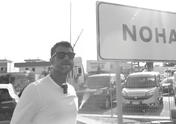 Falsissimo Adolescence, Fabrizio Corona in versione Batman? La baby gang a Galatina, le chat tra mamme, la mafia, le minacce, il furto del materiale, le interviste. E dall&#039;avvocato con la &ldquo;vittima&rdquo; scoppia la bomba?