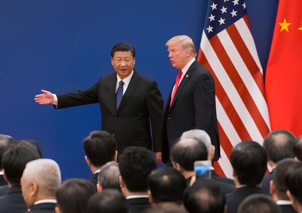 Abbiamo letto i libri che anticipano chi vincer&agrave; tra Usa e Cina. I dazi di Trump? Non servono a un caz*o. Dalle auto all&#039;Intelligenza artificiale, perch&eacute; (senza una guerra) il modello cinese avr&agrave; la meglio