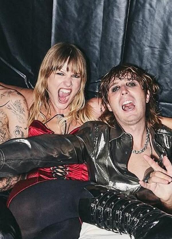 I Maneskin e i finanziamenti pubblici, le uova alla Jova, il ricordo di Fabrizio Frizzi, il film della coppia Alissa Jung e Luca Marinelli e il delitto di Garlasco&hellip; A tutto gossip con Alessi