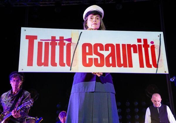 LA BOLLA DEI CONCERTI &Egrave; ESPLOSA! Tour saltati e mancati sold out, ma non saranno finiti i soldi? Troppi live post pandemia si scontrano con stipendi a picco e aumenti dei biglietti: tutti i dati